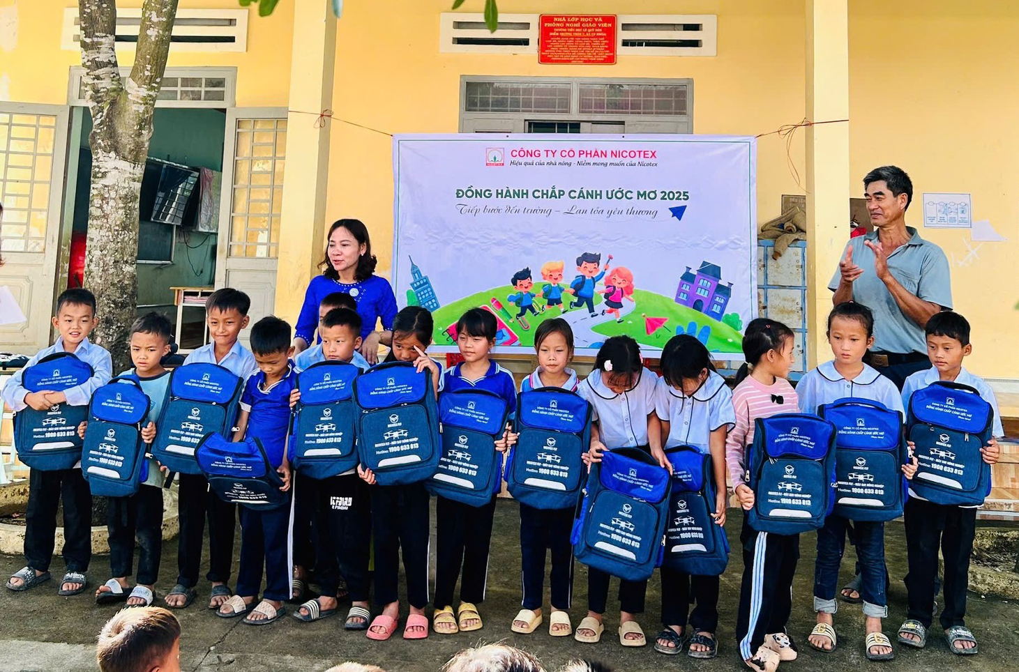 70 em học sinh trường TH Lê Quý Đôn được nhận cặp sách nhân dịp năm học mới