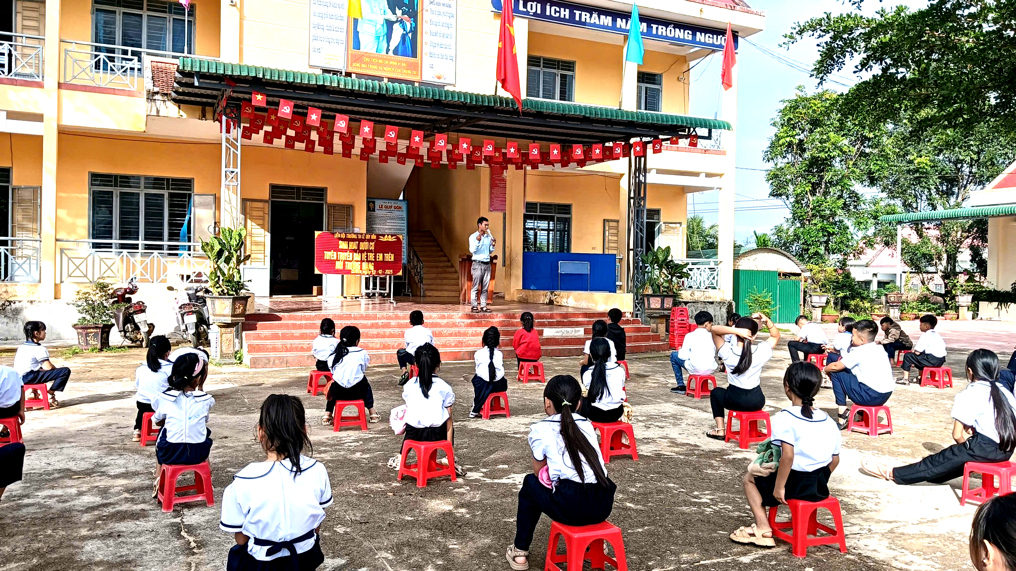 SINH HOẠT DƯỚI CỜ: TUYÊN TRUYỀN BẢO VỆ TRẺ EM TRÊN MÔI TRƯỜNG MẠNG